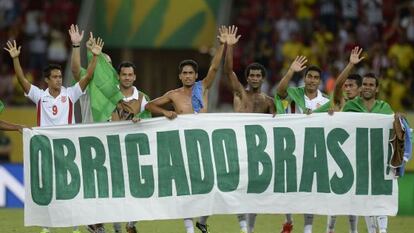 Los jugadores de Thaití agradecen el apoyo del público.