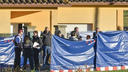 Agentes de la policía científica y la comitiva judicial en el domicilio del crimen.