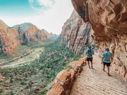 Senderismo por el Angels landing trial del Zion National Park, en Utah.