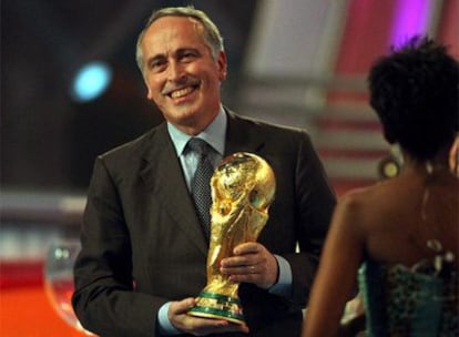El presidente de la Federación Italiana de FútbolGiancarlo Abete, con la Copa del Mundo.