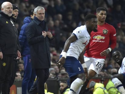 Mourinho observa a Rashford, Aurier y Sissoko, desde la banda.