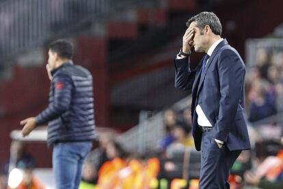 Ernesto Valverde, entrenador del Barça, se toca la cara lamentándose al marcar el primer gol el Rayo.