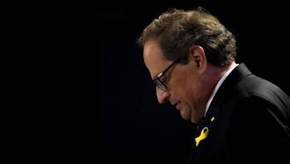 Quim Torra volvió por la tarde en el AVE a Barcelona y aunque fuera había un sol radiante él solo veía sombras a través de la ventanilla.