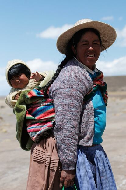 Madre e hijo bolivianos fotografiados durante la octava etapa cerca del Salar de Uyuni, Bolivia.