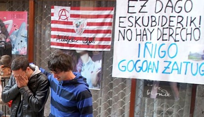 Dos amigos del fallecido se retiran llorando en la concentración del lugar donde resultó herido Iñigo Cabacas.