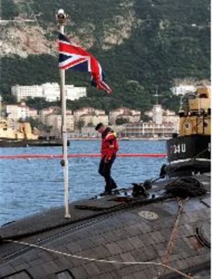El submarino nuclear británico, en el puerto de Gibraltar.