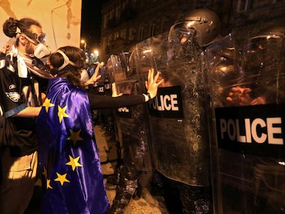 Varios manifestantes frente a los antidisturbios, este martes en Tbilisi.