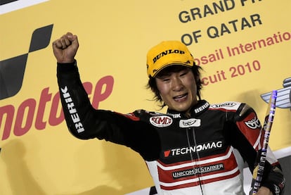 El japonés Shoya Tomizawa (Suter) se adjudicó una histórica primera victoria en la nueva categoría  de Moto2.