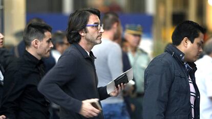 El director de la reserva de bisontes de Valdesarrillas, Carlos Álamo, en el centro, llega a la Ciudad de la Justicia de Valencia.