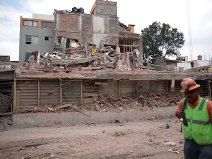 Edificio derruido tras el terremoto de Ciudad de M&eacute;xico 