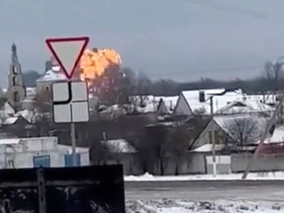 Imagen de un vídeo que muestra la explosión este miércoles del avión ruso en una zona residencial cerca de Yablonovo, en la región fronteriza con Ucrania de Bélgorod.