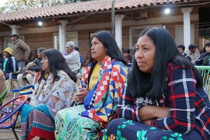 Markuez, Miriam y Marta asisten a un evento maká a las afueras de Asunción, en Paraguay.