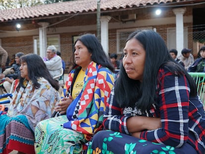 Markuez, Miriam y Marta asisten a un evento maká a las afueras de Asunción, en Paraguay.