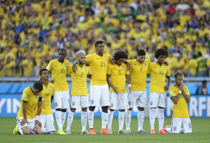 Seleção brasileira abraçada durante os pênaltis.