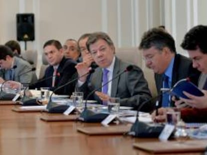 Fotografía cedida por la Presidencia de Colombia del mandatario Juan Manuel Santos (3-d) durante una sesión del consejo de ministros en Bogotá (Colombia). EFE/Archivo