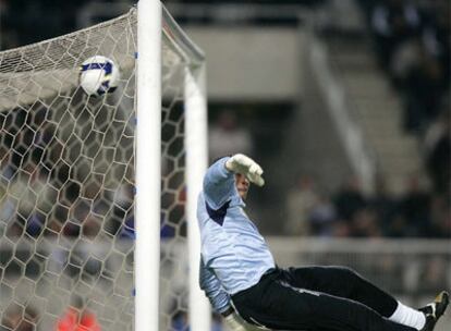 Kameni no puede impedir que llegue a su red el balón lanzado por Guti.