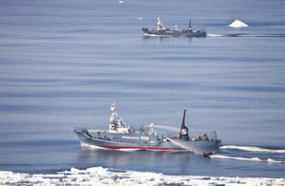 La foto ha sido distribuida Sea Shepherd Conservation Society y muestra como el ballenero Yushin Maru  que cazaba junto a sus arponeros gemelos Yushin Maru #2, Yushin Maru #3, repele con cañones de agua el acuso de una motora neumática de la Sea Shepherd, una sociedad multimillonaria especialmente agresiva en su combate por la preservación de los mares.