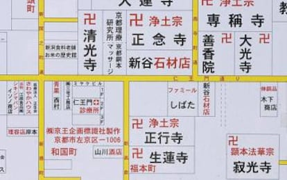 O 'manji', a suástica japonesa, é usada nos mapas para localizar os templos budistas, uma religião seguida por 46 milhões de pessoas no país. Só nos quatro quarteirões representados neste mapa há oito templos indicados.
