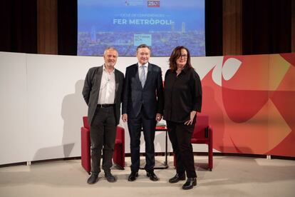 El ecólogo Salvador Rueda (izq.), el directivo de Agbar, Àngel Simón (centro), y la periodista Elisenda Roca, en Foment del Treball.