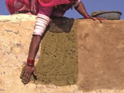 Una mujer india construye un inmueble con sus propias manos.
