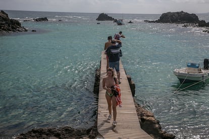Varios Turistas visitan la Isla de Lobos en Fuerteventura, en octubre.