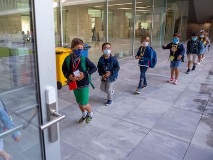 Escolares acuden a un colegio de San Sebastián el primer día de clase en el curso 2022/2023.