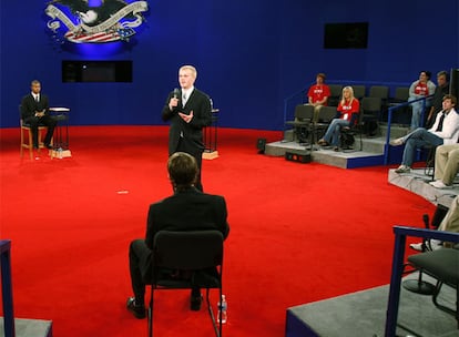 La Universidad Belmont de Nasville acoge el debate en el que escenario será similar al del primer encuentro pero el formato será distinto. Durante hora y media contestarán Obama y McCain preguntas del público y de votantes que han sido enviadas a través de <i>MySpace</i>, más de seis millones, a los organizadores del debate.