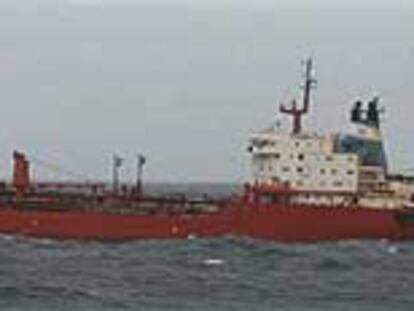 El petrolero <i>Moskowsky Festival,</i> fondeado desde ayer frente a Gibraltar.