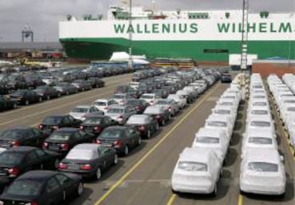 Decenas de vehculos de BMW esperan a ser embarcados en la terminal del grupo logstico BLG reservada para vehculos, en Bremerhaven (Alemania). EFE/Archivo