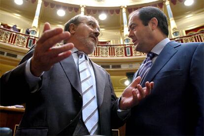 Dos de los ministros más conocidos del gabinete de Zapatero, José Bono, de Defensa, y Pedro Solbes, de Economía, charlan antes del debate.