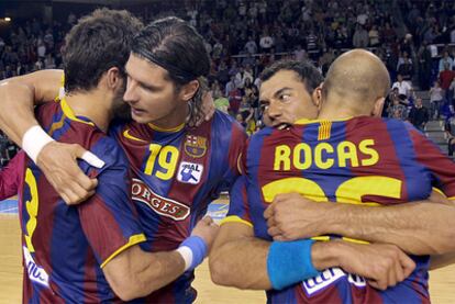 Los jugadores del Barcelona celebran el tútulo virtual de la Liga.