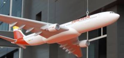 Una maqueta de un avión de Iberia, en la presentación de la nueva marca de la aerolínea. EFE/Archivo