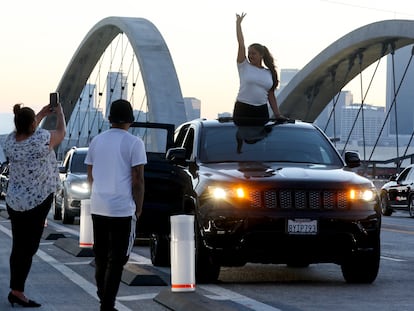 Una persona posa para una fotografía sobre el viaducto elevado de Los Ángeles, abierto al tránsito el 11 de julio.