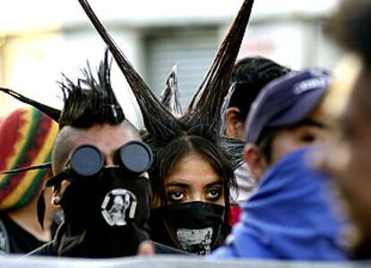 Varios jóvenes con los pelos de punta se manifiestan en contra de la conferencia de la ONU en Monterrey (México).