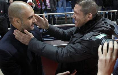 Simeone y Guardiola se saludan momentos antes del comienzo del partido