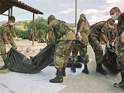 Un grupo de soldados colombianos retira los cadáveres de guerrilleros muertos en Bello, al norte de Medellín.