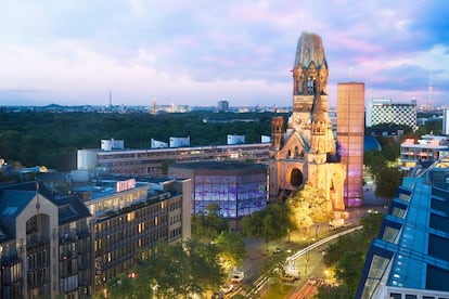 La iglesia evangélica luterana Kaiser-Wilhelm, coloquialmente conocida como Gedächtniskirche, junto a la avenida de Kurfürstendamm en Charlottenburg, Berlín. 