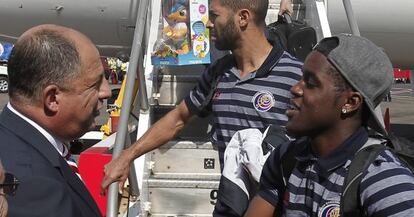 Luis Guillermo Solis recibió a la selección de Costa Rica en el aeropuerto de San José.