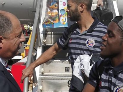 Luis Guillermo Solis recibió a la selección de Costa Rica en el aeropuerto de San José.