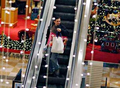 Un consumidor hace compras en el centro comercial King of Prussia, ayer en Pensilvania (EE UU).
