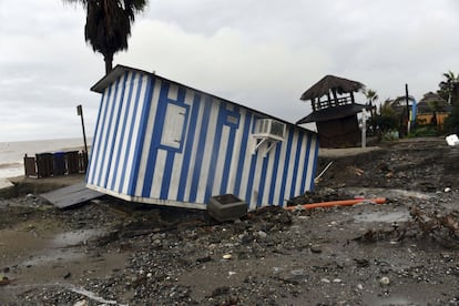 Vista de la playa de San Pedro en Marbella (Málaga) tras las fuertes lluvias caídas esta noche.