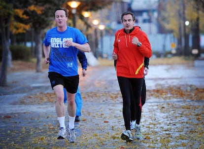 Zapatero corre junto al primer ministro británico, David Cameron, el 12 de noviembre de 2010, durante una cumbre del G20 celebrada en Seúl.