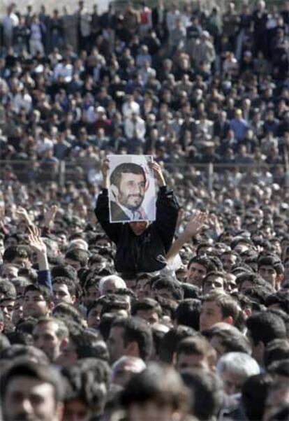 Centenares de personas escuchan a Ahmadineyad en Lorestán, ayer.