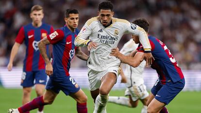 Bellingham, agarrado por Cubarsí en el clásico del domingo en el Bernabéu.