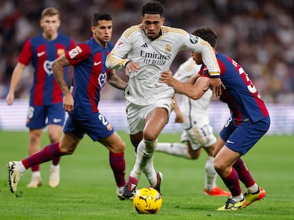 Bellingham, agarrado por Cubarsí en el clásico del domingo en el Bernabéu.