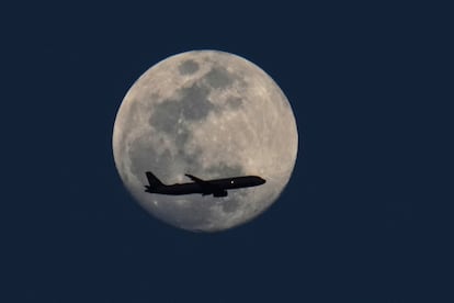 La luna llena horas antes de iniciarse el eclipse total lunar en Grand Prairie, Texas.