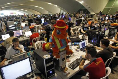 Asistentes a la Campus Party navegan en el recinto destinado al ocio digital