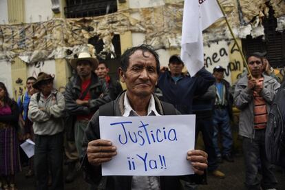 Indígenas protestan exigiendo la renuncia del presidente guatemalteco Jimmy Morales, frente al Congreso de Guatemala. 