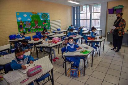 Children attend a class on the resumption of face-to-face classes in Mexico City on June 7, 2021, after educational activities were suspended due to the COVID-19 coronavirus pandemic for over a year. - Attendance is not compulsory neither for students nor for teachers. (Photo by CLAUDIO CRUZ / AFP)