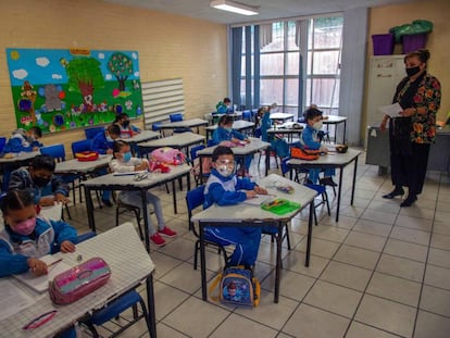 Children attend a class on the resumption of face-to-face classes in Mexico City on June 7, 2021, after educational activities were suspended due to the COVID-19 coronavirus pandemic for over a year. - Attendance is not compulsory neither for students nor for teachers. (Photo by CLAUDIO CRUZ / AFP)